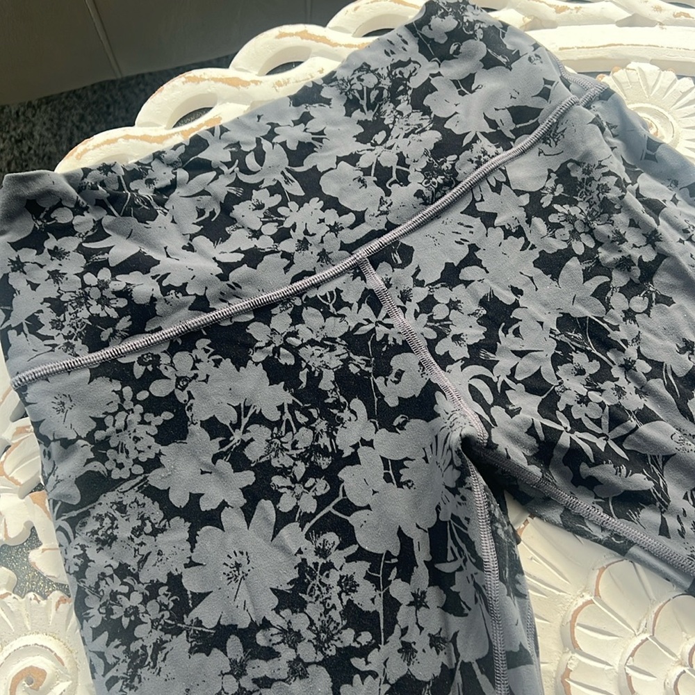 Lululemon high waisted a line, yoga pants full length size 8